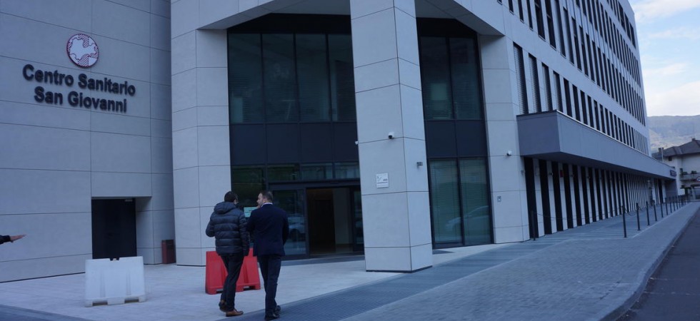 Ospedale senza parcheggi, la via la ripavimentazione dell'area sosta di superficie